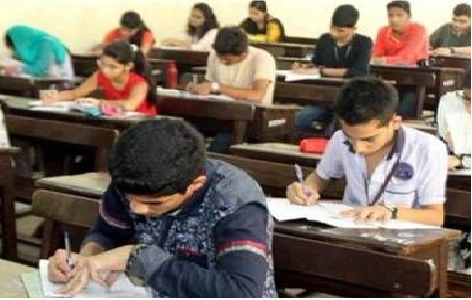 फीस न दे पाने वाले छात्रों का परीक्षा परिणाम नहीं रोक सकते विद्यालय...